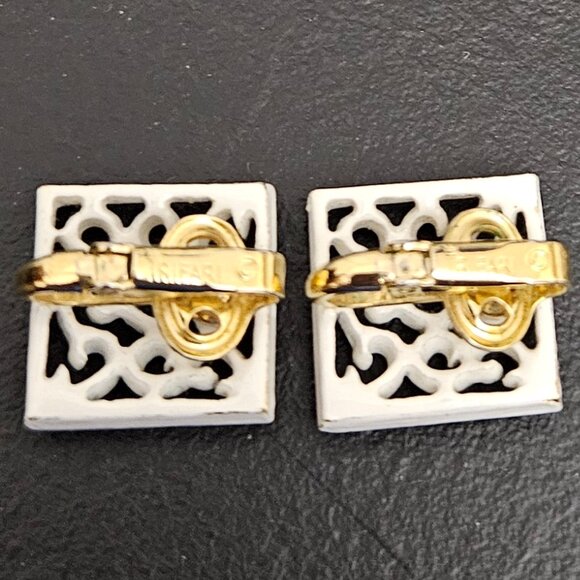 Vintage Trifari White Enamel Chain & Pendant Necklace and Earrings - Picture 13 of 14